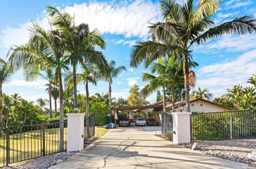 3433 Royal Rd, Vista CA  92084-6616 exterior