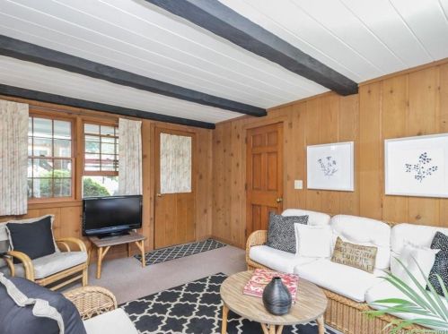 8 Skyline Dr, Farmington, CT 06032-2019
