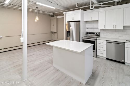 15 Riverview Ct, Greenwich CT  06831-4127 exterior