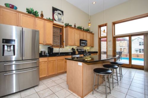 2629 Farrell St, Chicago, IL 60608-5707