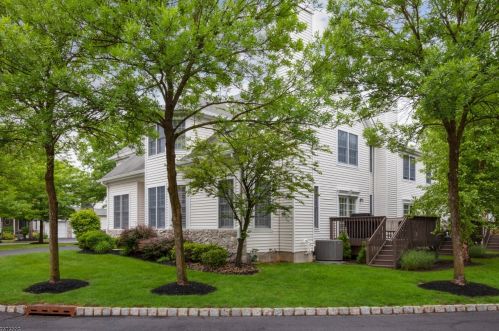 10 Pinehurst Cir, Annandale, NJ 08801-1657