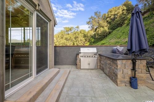 1048 Eilinita Ave, Glendale CA  91208-1130 exterior
