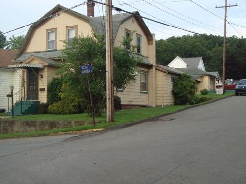 73 Venango St, Franklin, PA 16323-2651