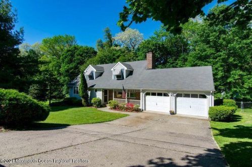 3 Maple Ln, Middletown, NJ 07748-2004