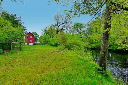 72 Laurel St, Hopkinton, RI 02804-1517