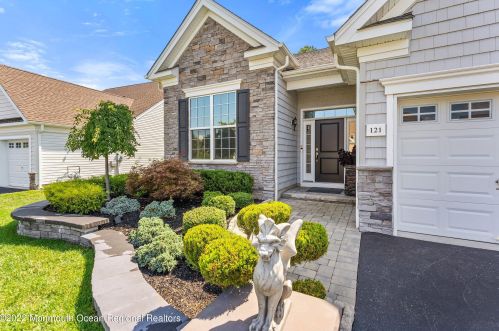 121 Arborridge Dr, Lacey, NJ 08731-1068