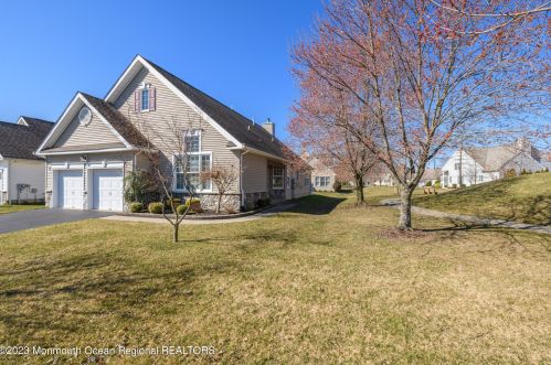 43 Sequoia Pkwy, Tinton Falls, NJ 07712-8704