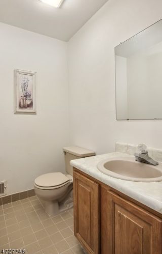 71 Overlook Dr, Hackettstown NJ  07840-4610 exterior