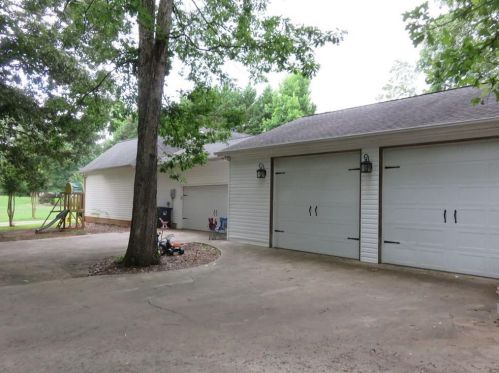 606 Academy Woods Dr, Jefferson, GA 30549-7500