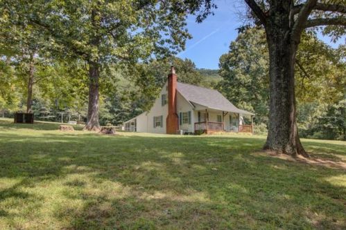 2638 Narrow Passage Rd, Lithia, VA 24066-4071