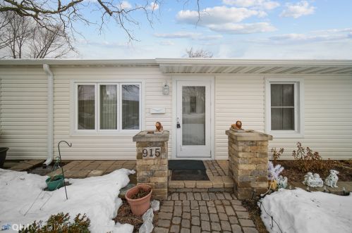 915 Mulberry Ln, Streamwood, IL 60107-2104