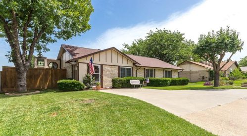 2113 Benbrook Dr, Carrollton, TX 75007-5702