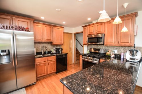 2467 Peter Rd, Des Plaines, IL 60018-3912