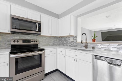 105 Villa Knoll Ct, Erial, NJ 08081-2921