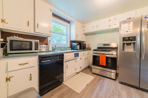 10 Flintlock Rd, Norwalk CT  06850-4425 exterior