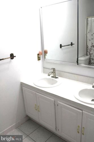 5076 Queens Wood Dr, Springfield VA  22015-1530 exterior