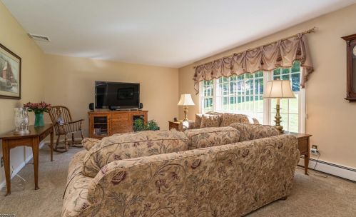 24 Sunrise Cir, Clinton, NJ 08809-1031