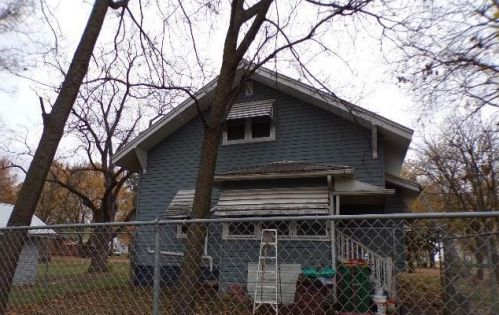 212 Center St, Ceylon, MN 56121-4052