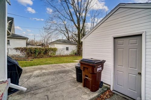 221 Parkwood Ave, Springfield OH  45506-2702 exterior