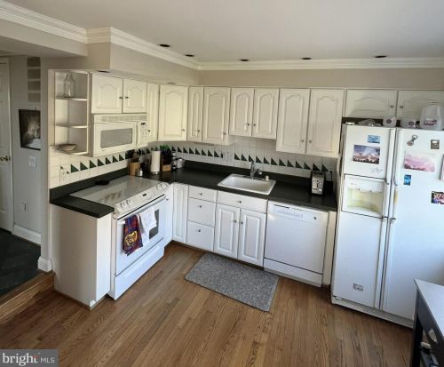 8560 Gwynedd Way, Springfield VA  22153-3422 exterior