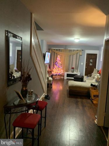 1042 Genesee St, Trenton, NJ 08610-6224