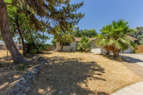 3182 Claremont Ave, Clovis, CA 93611-5112