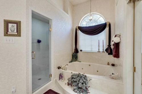 2212 Vly Vw Dr, Cedar Hill TX 75104-6712 exterior