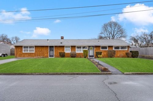 36 Gloucester St, Warwick, RI 02886-1913