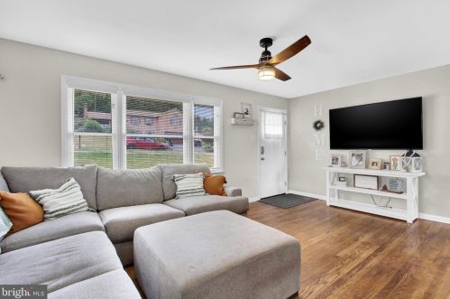 585 Hammond Rd, York, PA 17406-2320