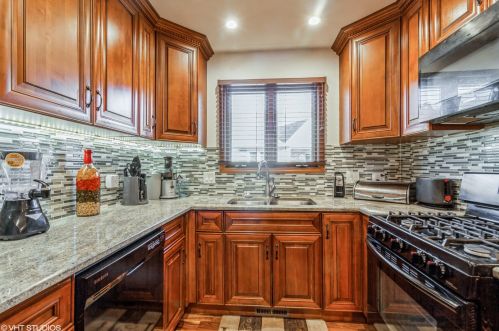 528 Pershing Ave, Glendale Heights, IL 60137-8205