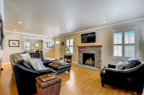 1360 Oakhurst Ave, San Carlos, CA 94070-4631