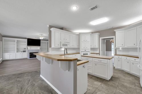 16 Westchester Dr, Conroe TX  77304-1144 exterior