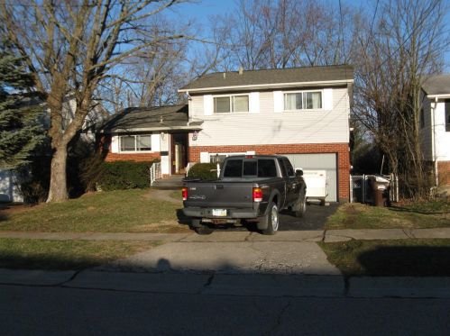 9224 Comstock Dr, Cincinnati, OH 45231-2805