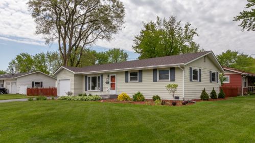 586 Arrowhead Trl, Carol Stream, IL 60188-1580
