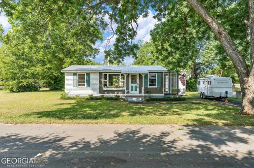 106 1st St, Tennille, GA 31089-1355