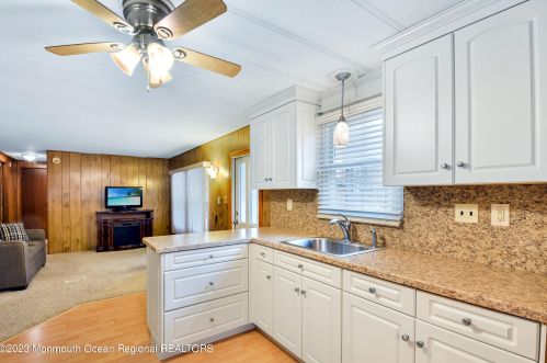 8 Sunflower Dr, Jackson Twp, NJ 08527-3819