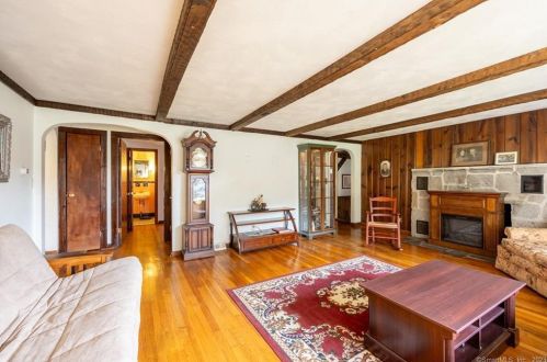 80 Oak St, Wallingford, CT 06492-1707