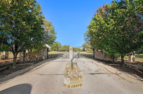 7200 Brady Oaks Dr, Fort Worth TX  76135-9055 exterior