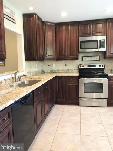 8089 Whitlers Creek Ct, Springfield VA  22152-3645 exterior