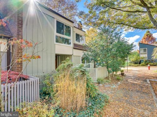 11506 Links Dr, Herndon, VA 20190-4816