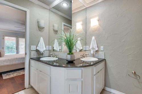 2711 Lakeview Ln, Carrollton TX exterior