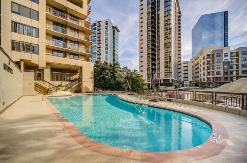 3481 Lakeside Dr, Atlanta GA  30326-1347 exterior