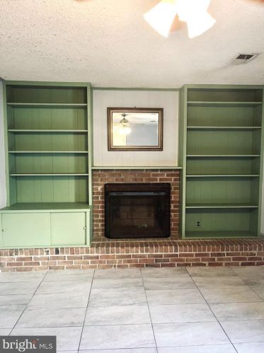 5076 Queens Wood Dr, Springfield VA  22015-1530 exterior