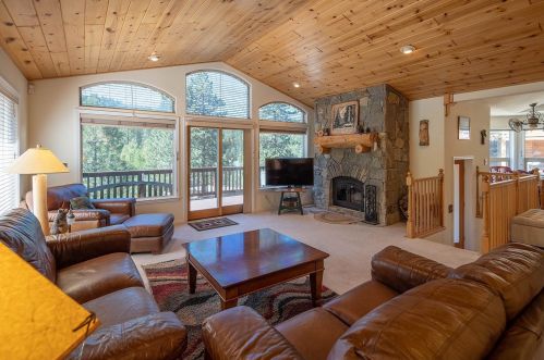 300 Skidder Trl, Truckee, CA 96161-3927
