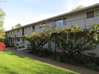 6815 Capitol Hill Rd, Portland OR  97219-2665 exterior