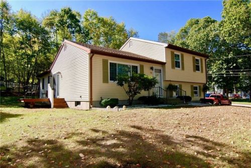 23 Hickory Ln, Westerly, RI 02891-1322