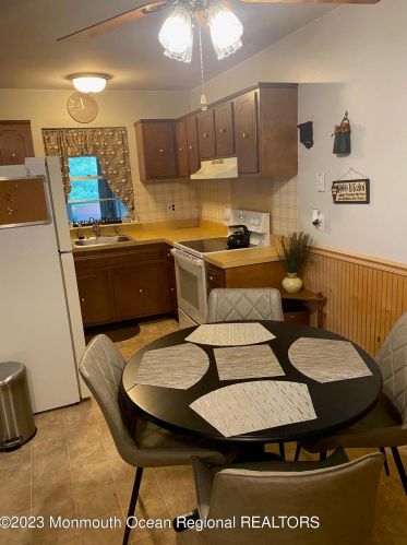 85 Hope Rd, Lakehurst, NJ 08759-3673