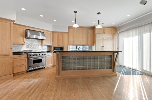 1641 Hudson Ave, Chicago, IL 60614-5608