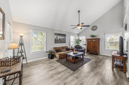 1098 Bradbury Cir, Carol Stream IL  60188-3904 exterior