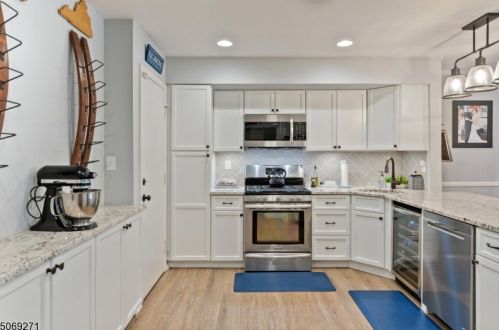 53 Manor Dr, Princeton NJ  08540-1643 exterior